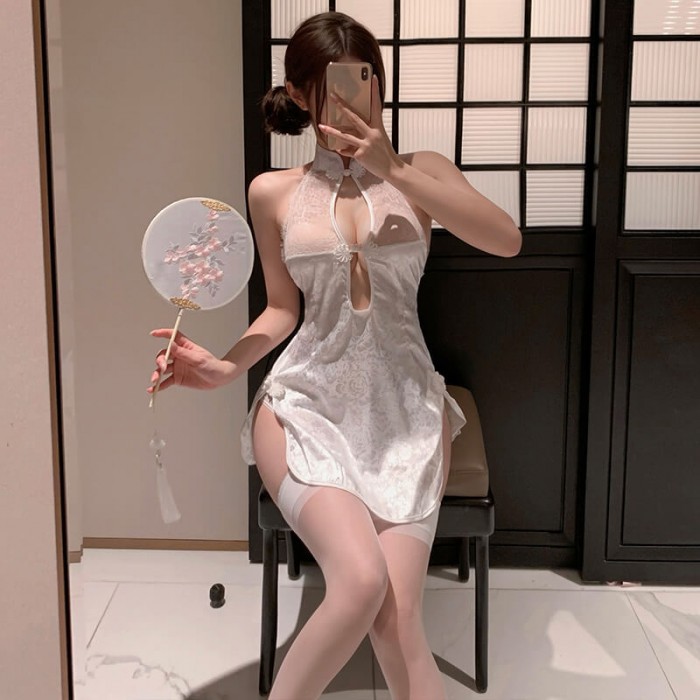 FEE ET MOI - Back Slit Hip-Revealing Cheongsam (White) FEE ET MOI - Back Slit Hip-Revealing Cheongsam (White)